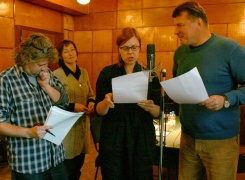 T. Zaikausko radijo pjesė „Visada yra ką pasakyti“ /iš kairės/: režisierius A. Gricius, garso režisierė S. Barčytė-Jadevičienė, aktoriai A. Vilutytė ir D. Mertinas